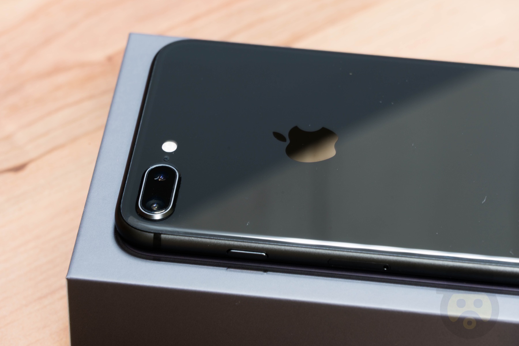 iPhone 8 Plus 開封レビュー！輝きを放つ背面パネル外観はまるで芸術品