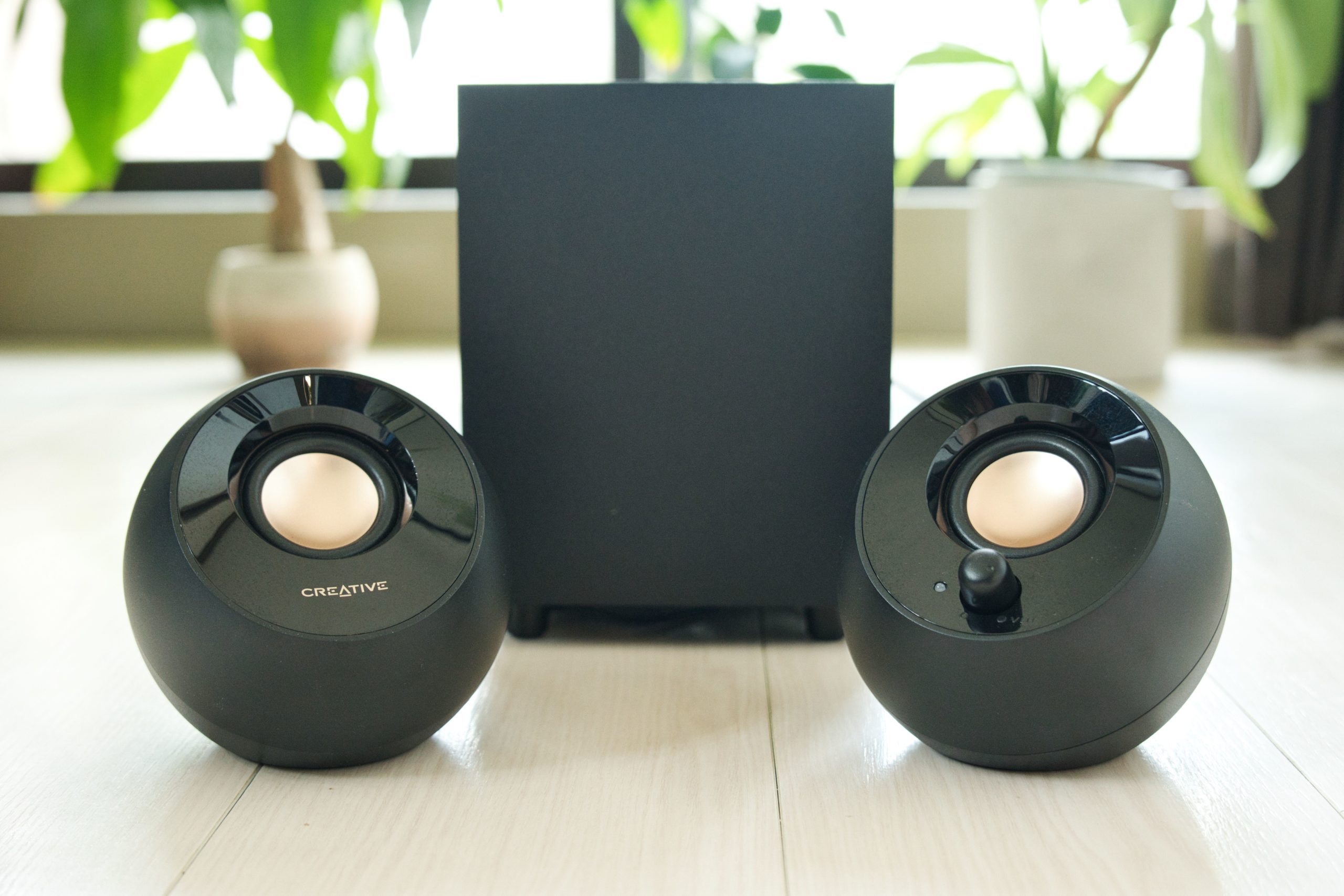 レビュー】Creative Pebble Plus｜安価に低音を楽しめるPCスピーカー