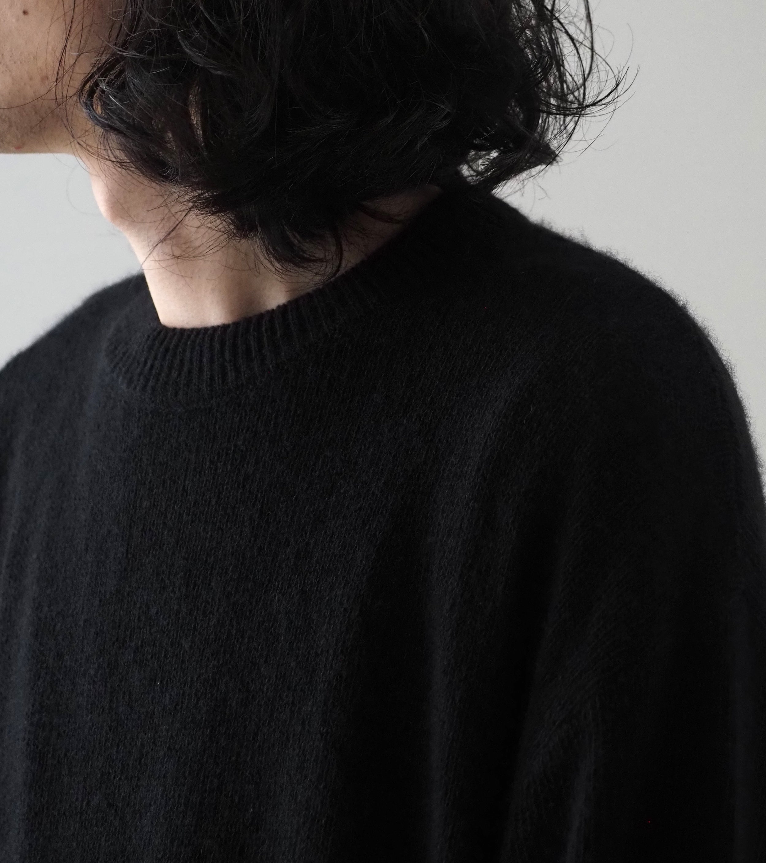 COMOLI Cashmere product dyeing crew neck knit , Black – Navyblue