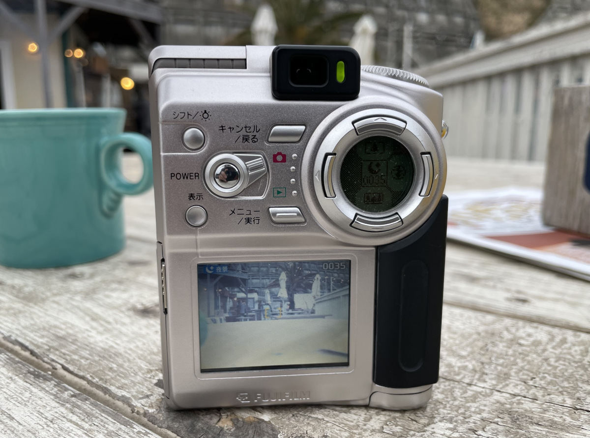 富士フイルム『FinePix 4700z』。23年前に買った“オールドコンデジ”を
