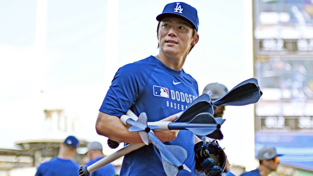 山本由伸がボブルヘッド人形に言い負かされる ユーモラスなCMでの演技