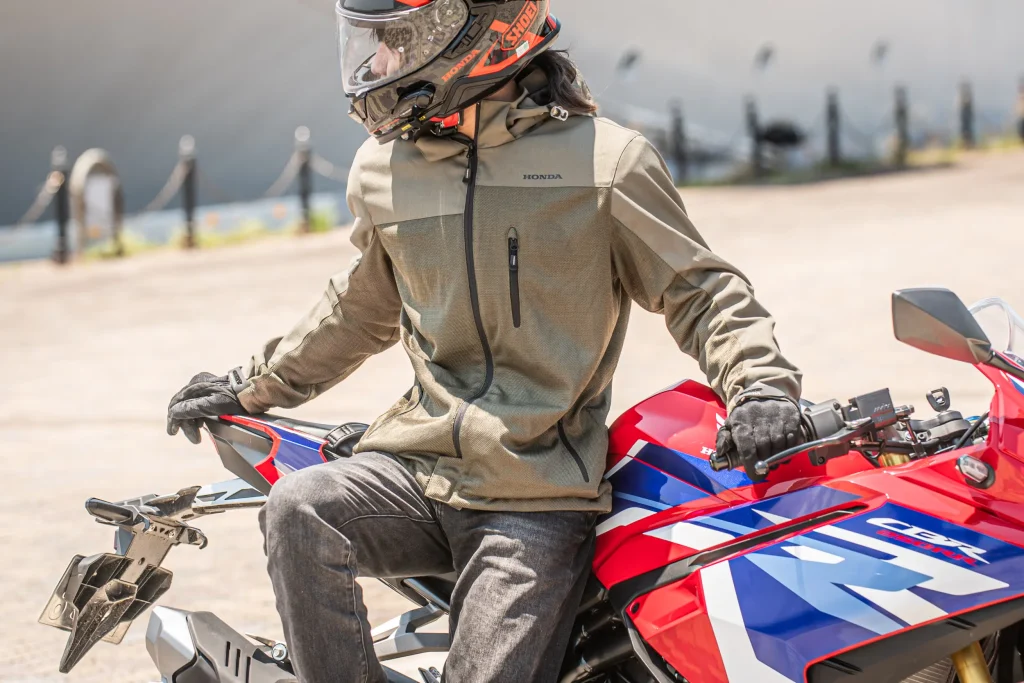 暑い夏でもバイクは『長袖のライディングウェア』を着る理由。安全性