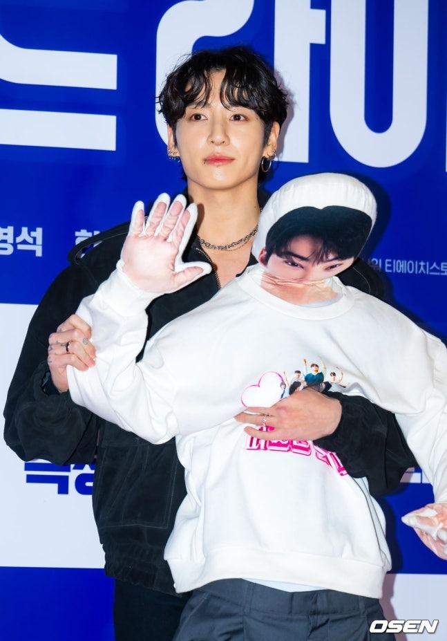 BTS ジョングク、親友ASTRO チャウヌの大きな人形を抱いて登場！映画