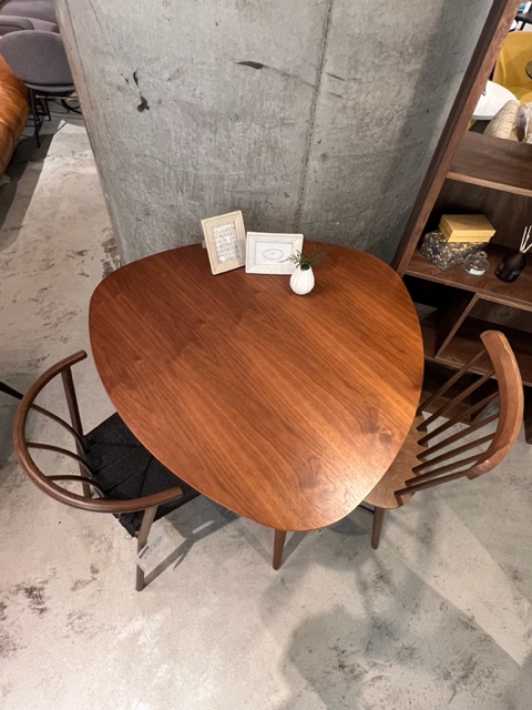 テーブルのご紹介】三角形のダイニングテーブル - スタッフブログ