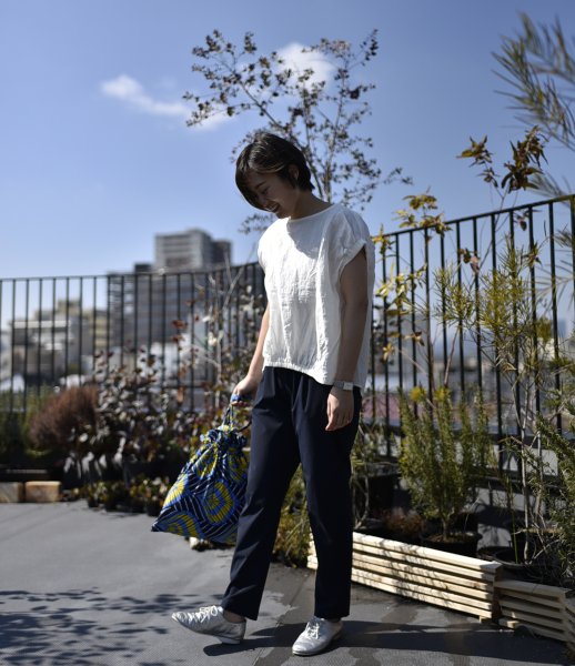 すっきりシルエットのテーパードパンツ – OURHOME