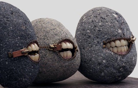 石にチャックをつけるアート。伊藤博敏