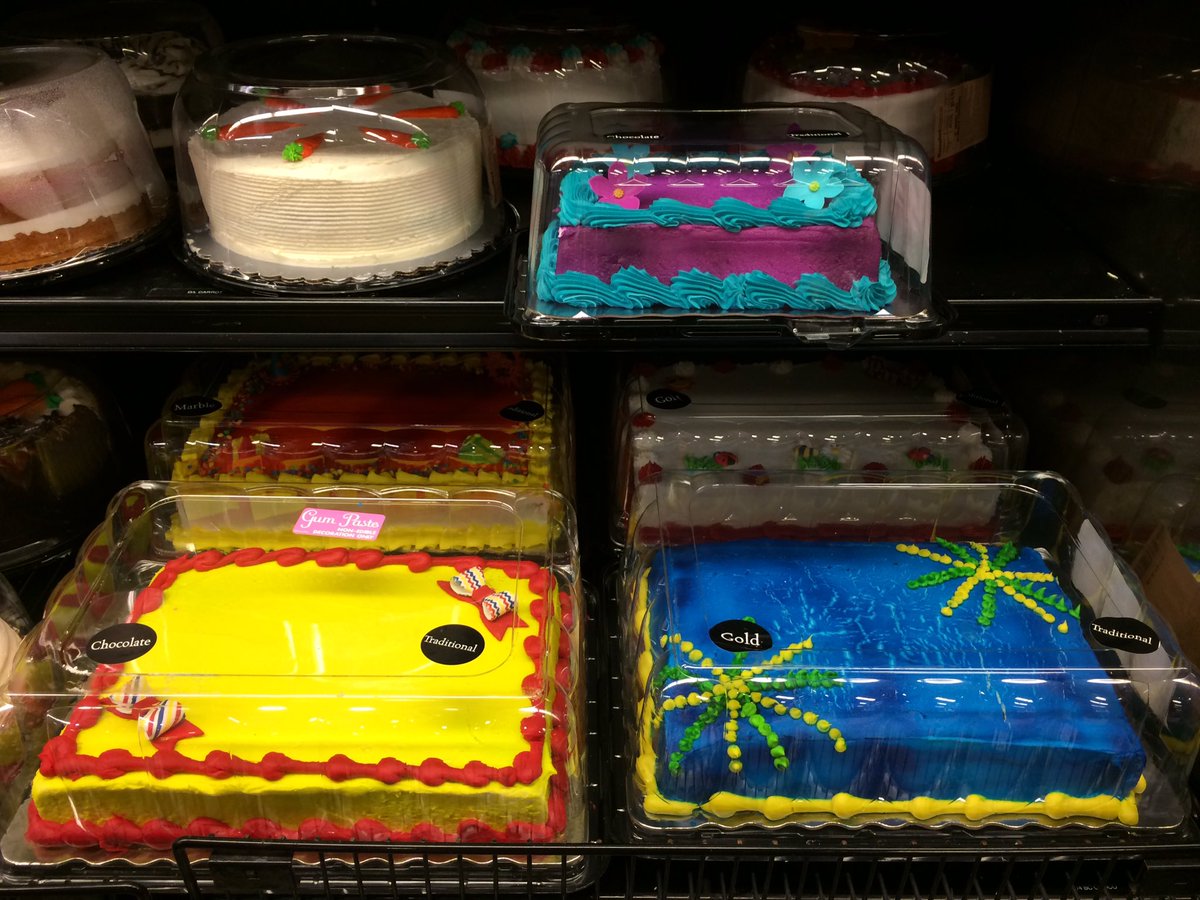 アメリカのスーパーで見掛ける、カラフルなカラーのケーキ🍰 食べ物の