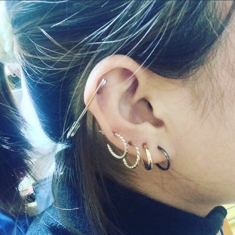 椎名林檎さんファンは取り敢えず安全ピン刺すよね。 #ピアス好きな人と