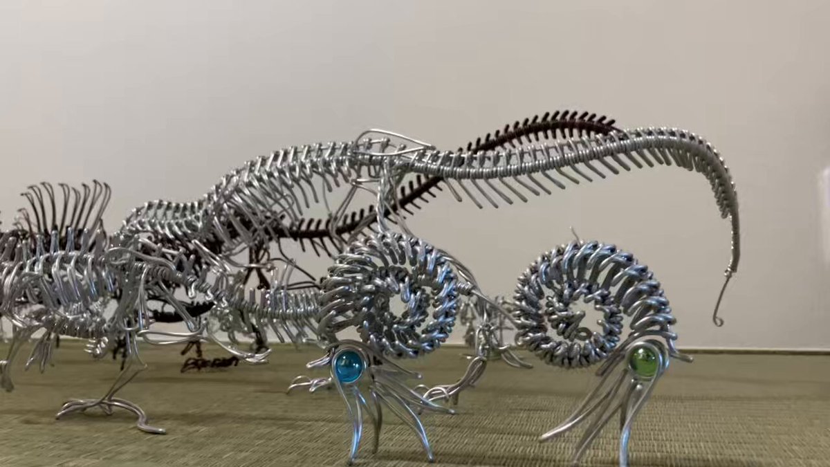 ワイヤーの束から恐竜を発掘する気持ちで制作しています。 部屋を