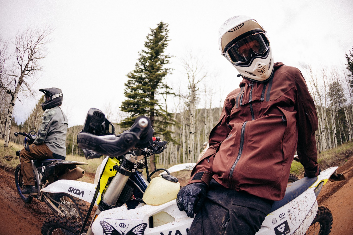 安全性の高いバイクウェアならREV'IT！アウトドアで映える防水