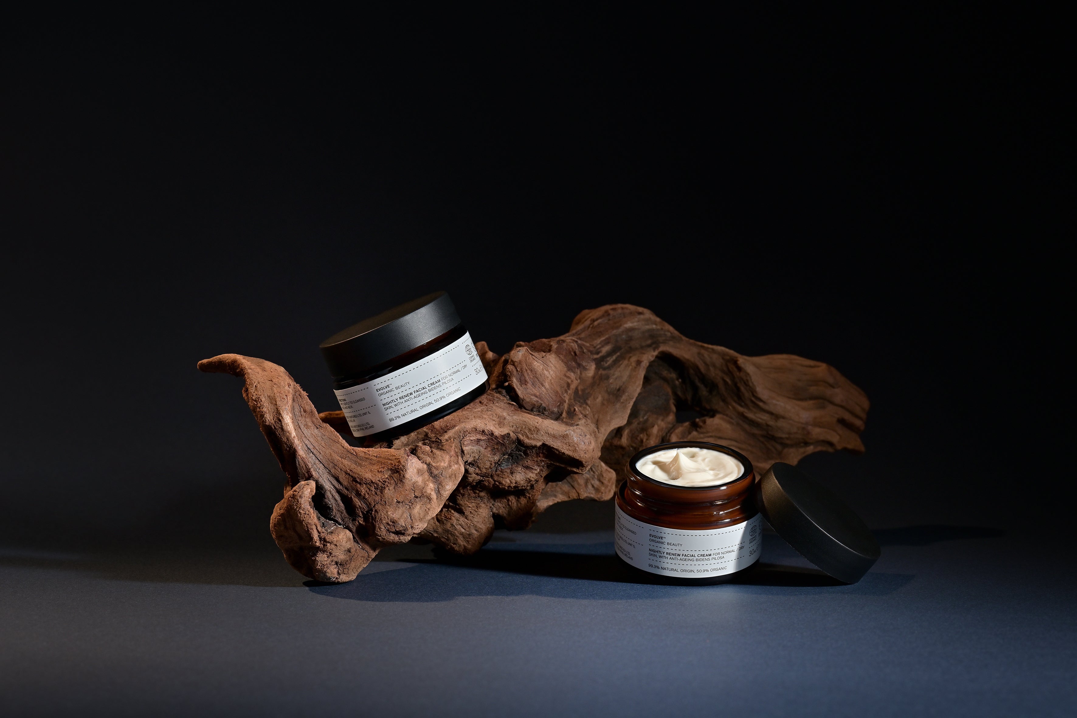 英国発『EVOLVE』より「バイオレチノール ナイトリーリニュー クリーム