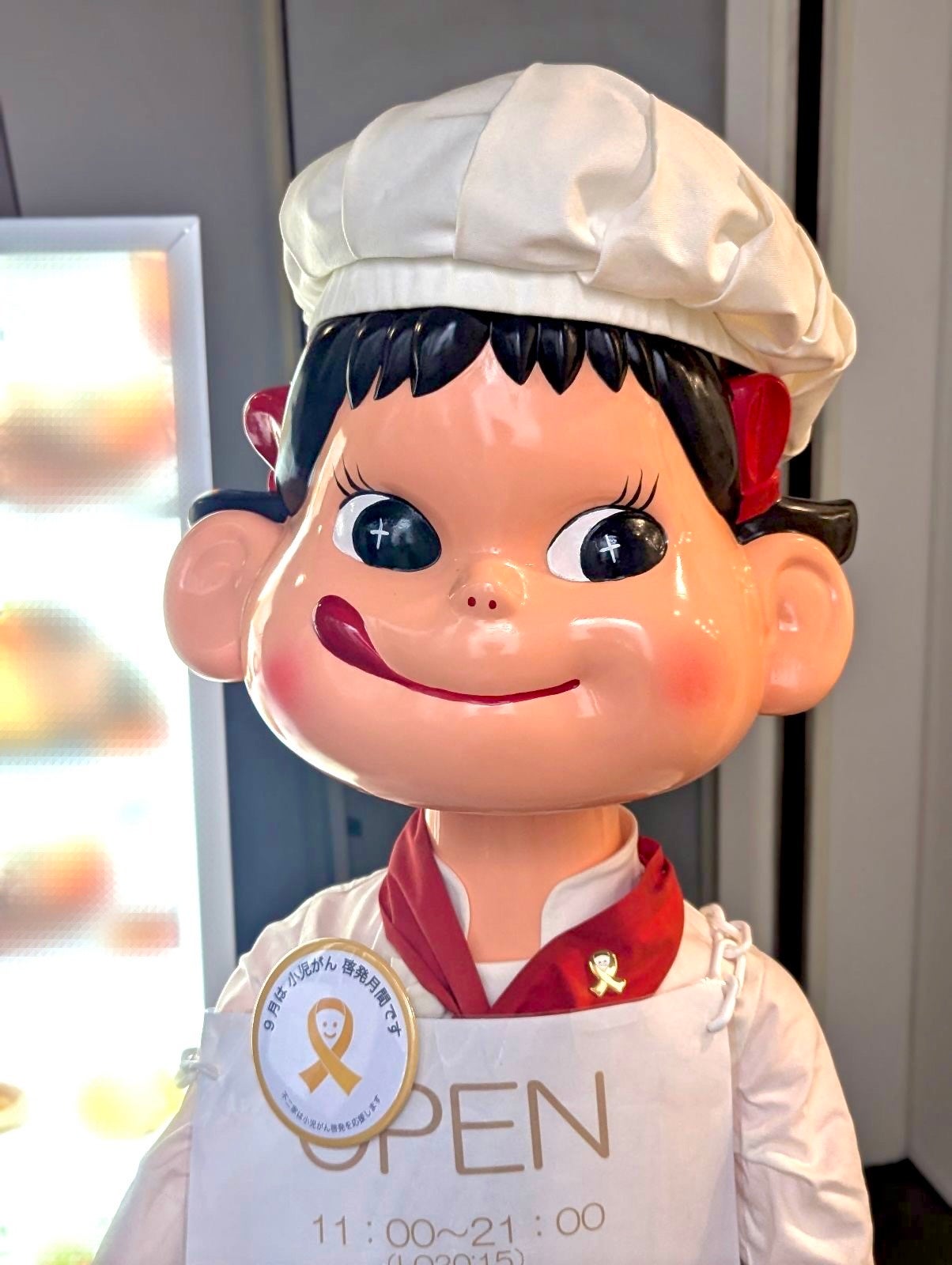 不⼆家のペコちゃんがゴールドリボンを⾝につけ⼩児がん啓発 | 早稲田