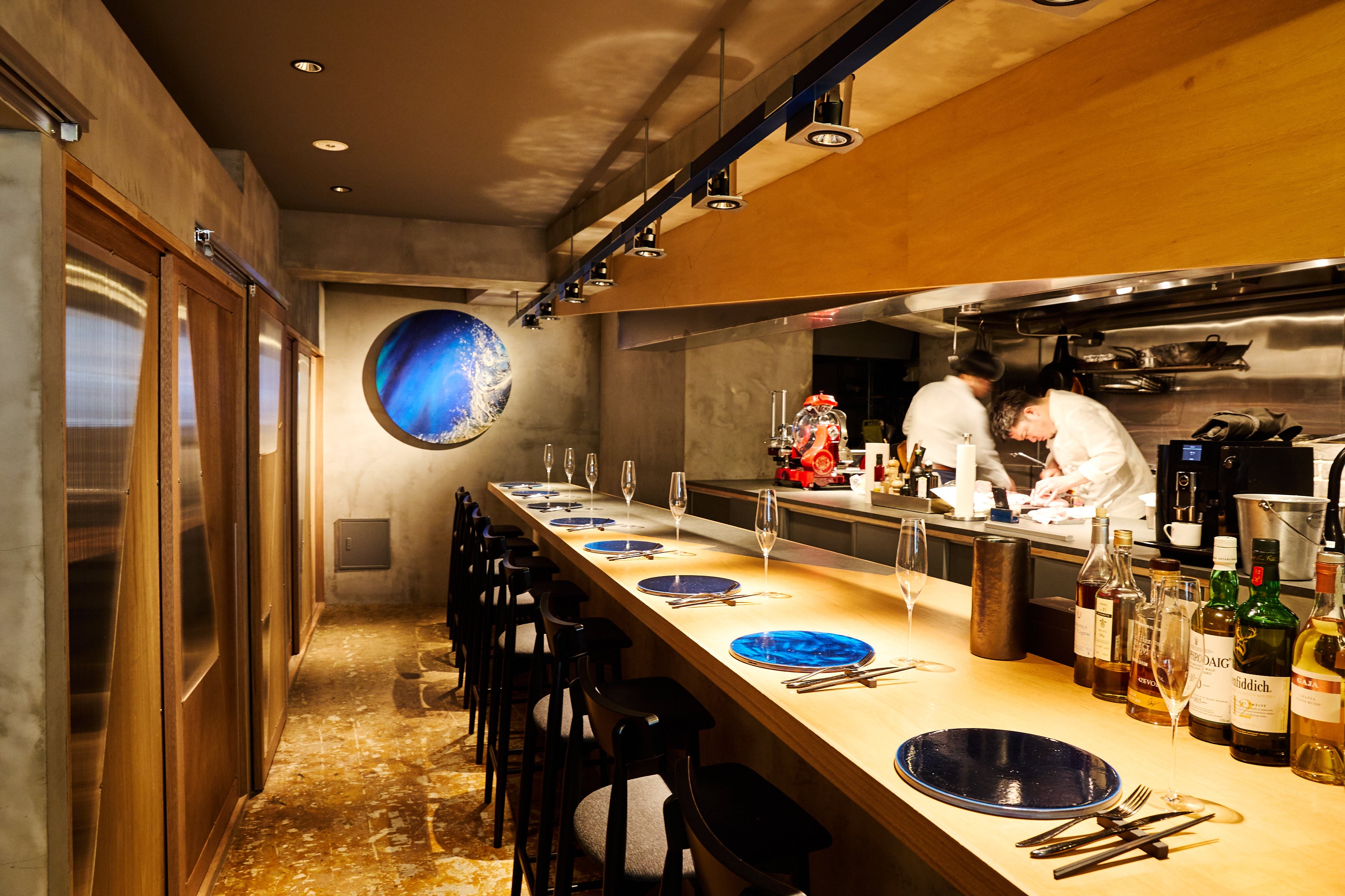 バーカウンター付きバス「BAR BUS HITACHINO」でゆくトップシェフが