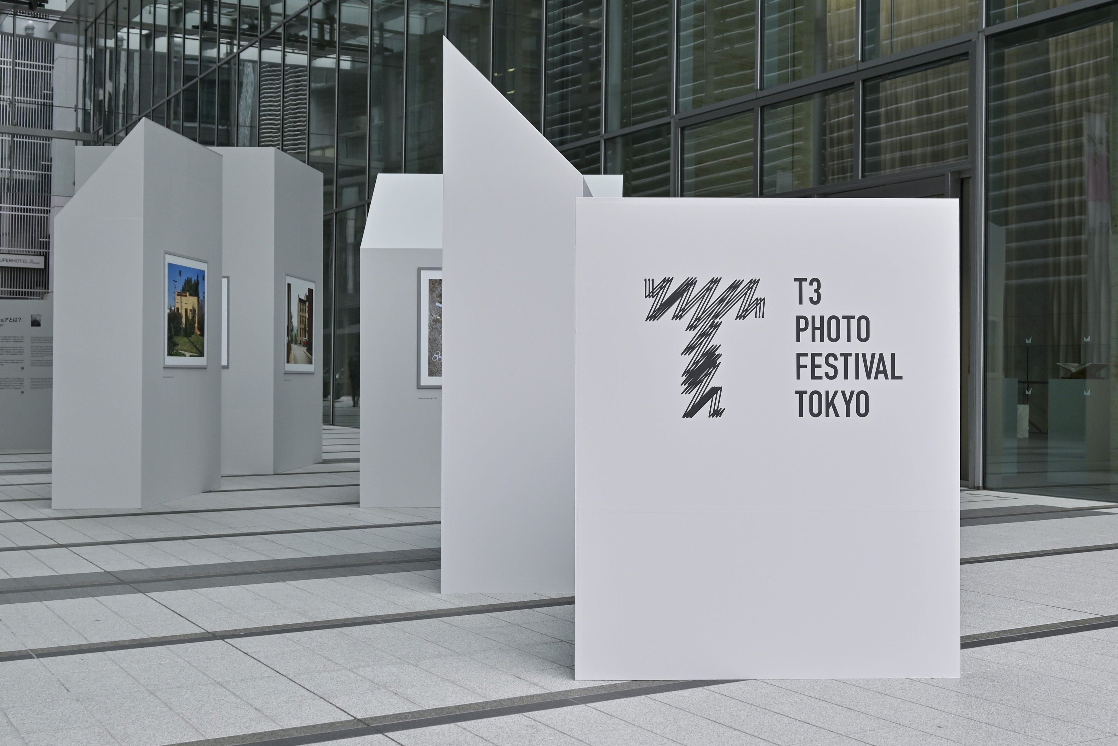 東京ミッドタウン八重洲では写真界の巨匠、スティーブン・ショアの作品