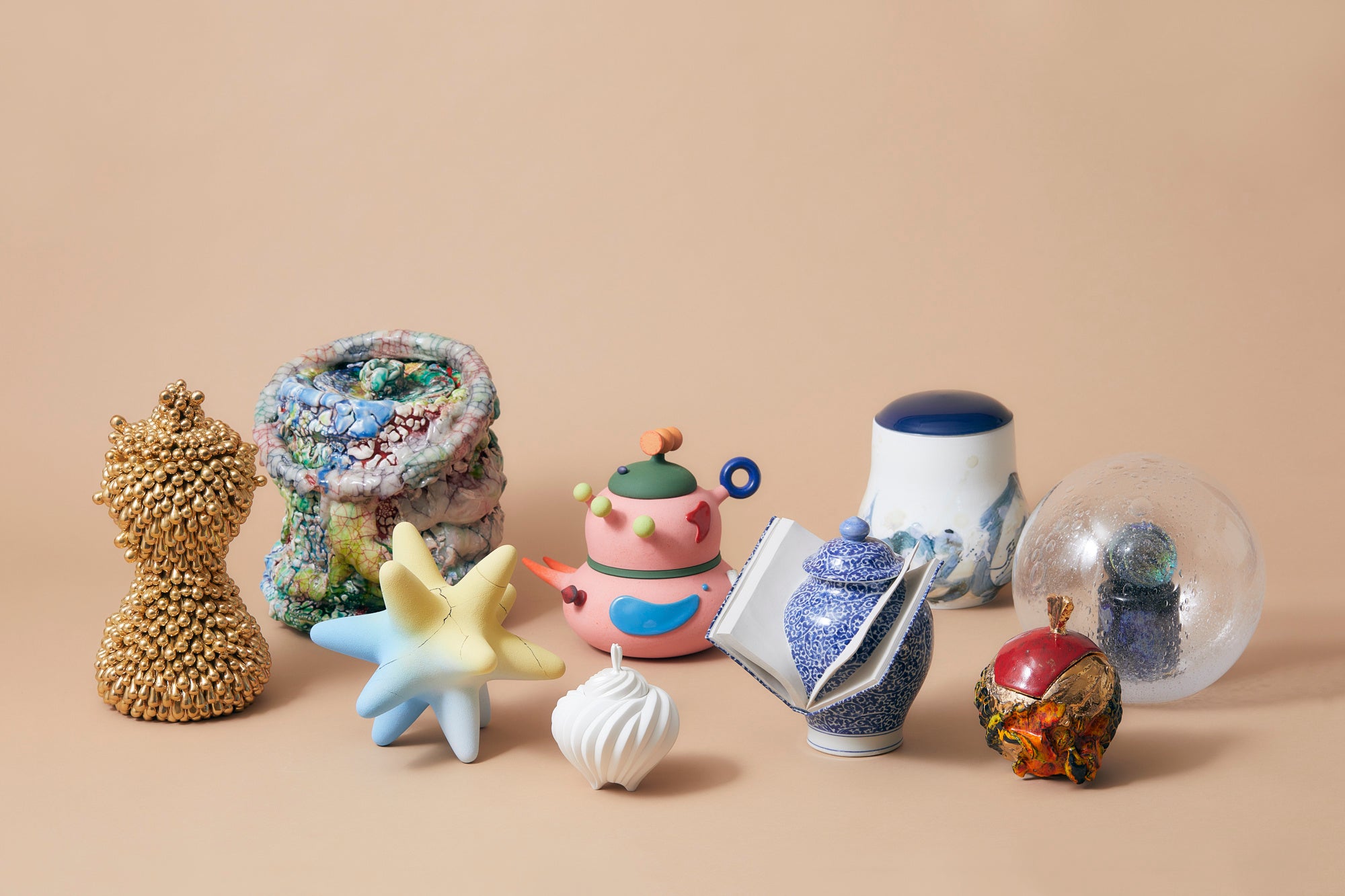 9名のアーティストによる、17点の飾れる骨壺の展示・販売を行うアート