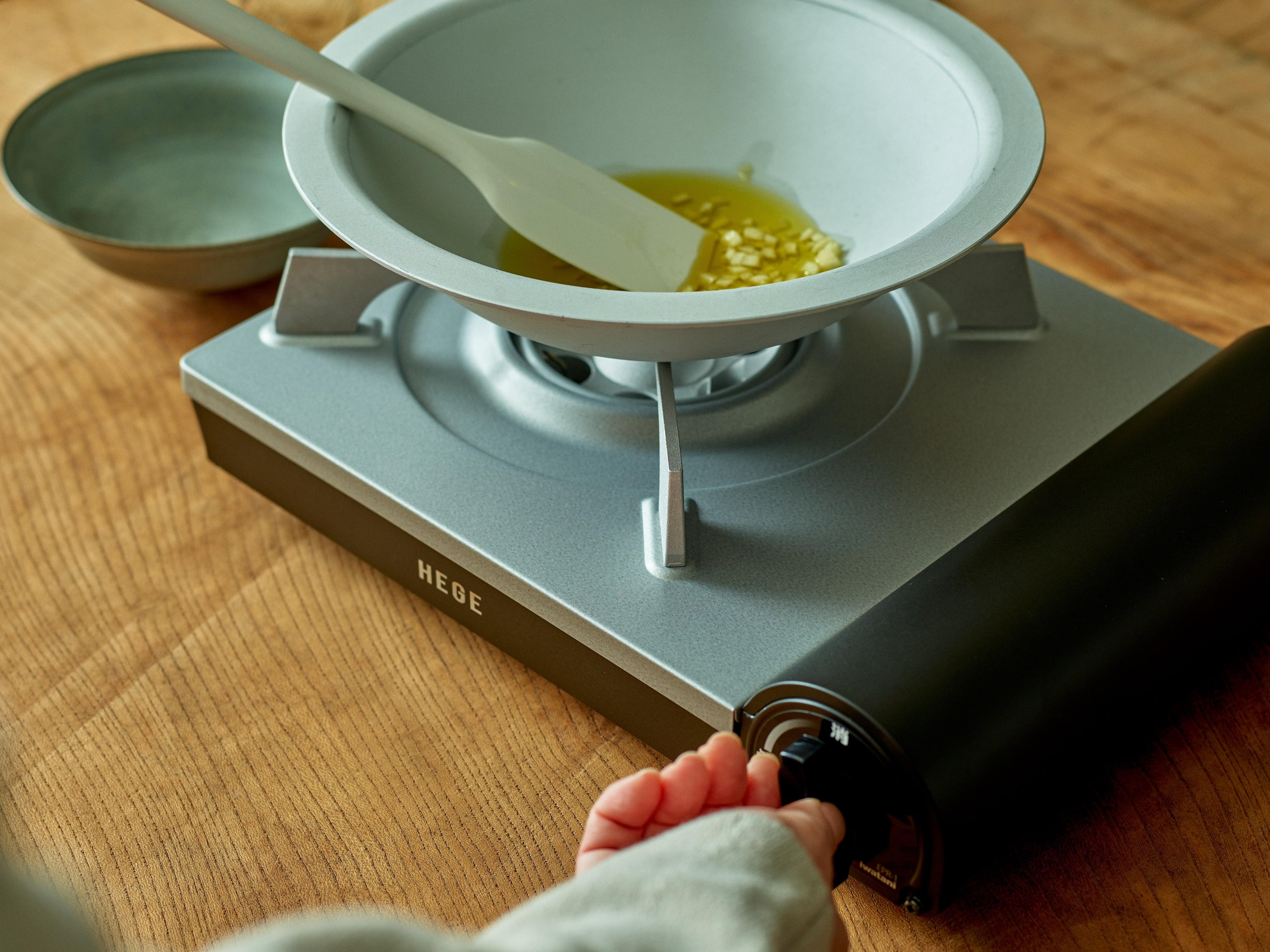 直火可能なテーブルウェアブランドHEGE(ヘゲ)から、卓上で調理を愉しむ