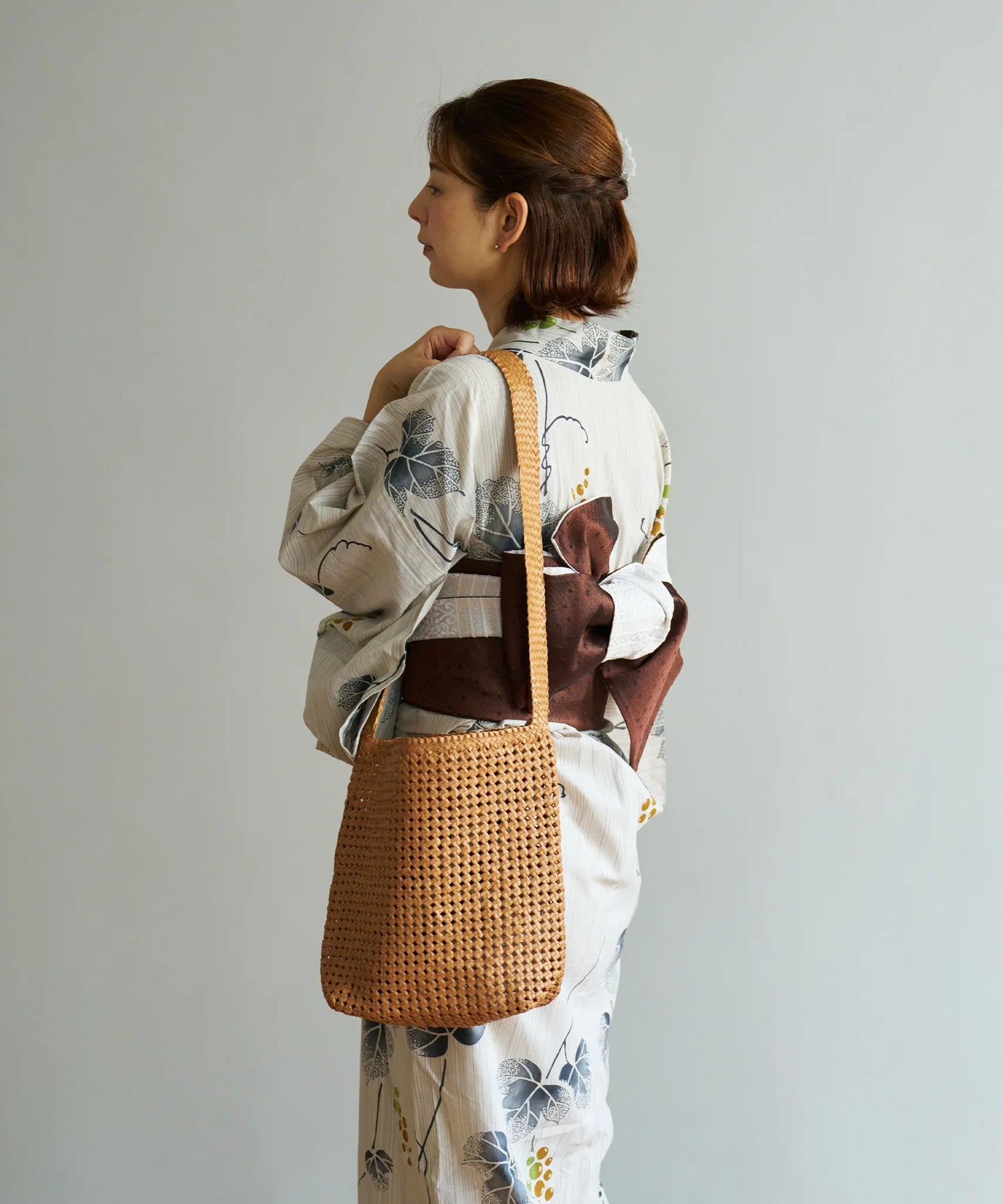 シンプルで機能的なやぎ革メッシュショルダーバッグ - 使うほどに