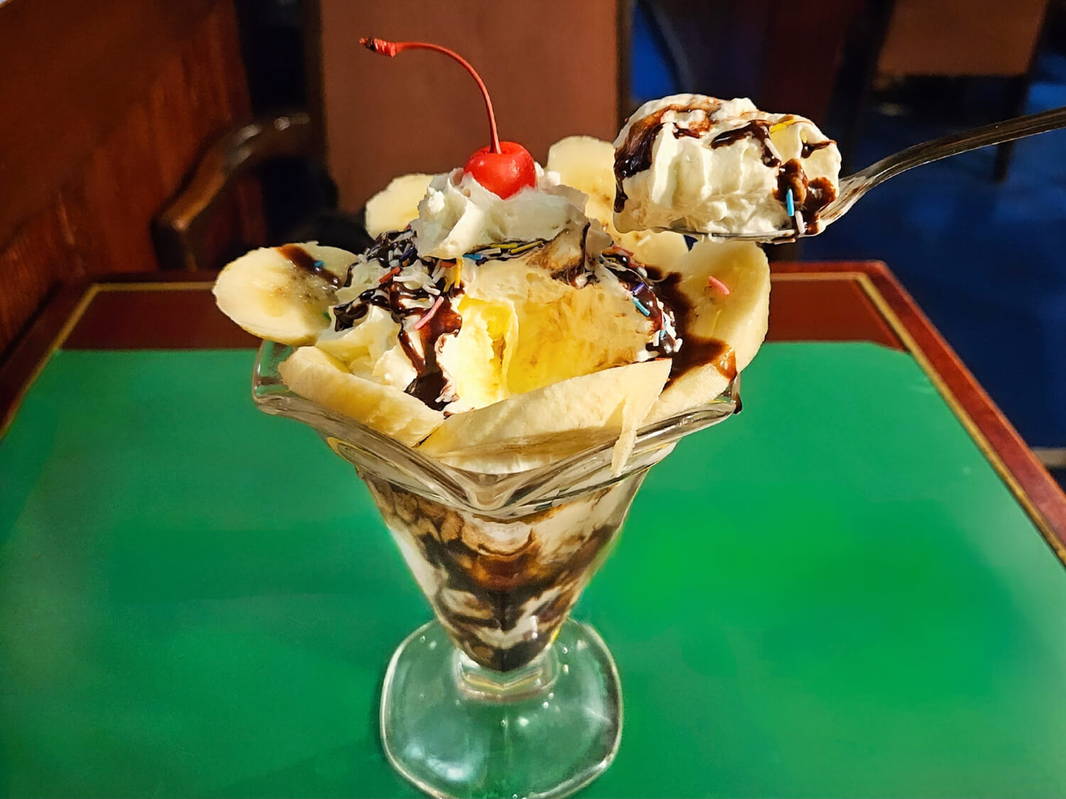 60年愛される喫茶店で王道チョコレートパフェを味わう『喫茶セブン