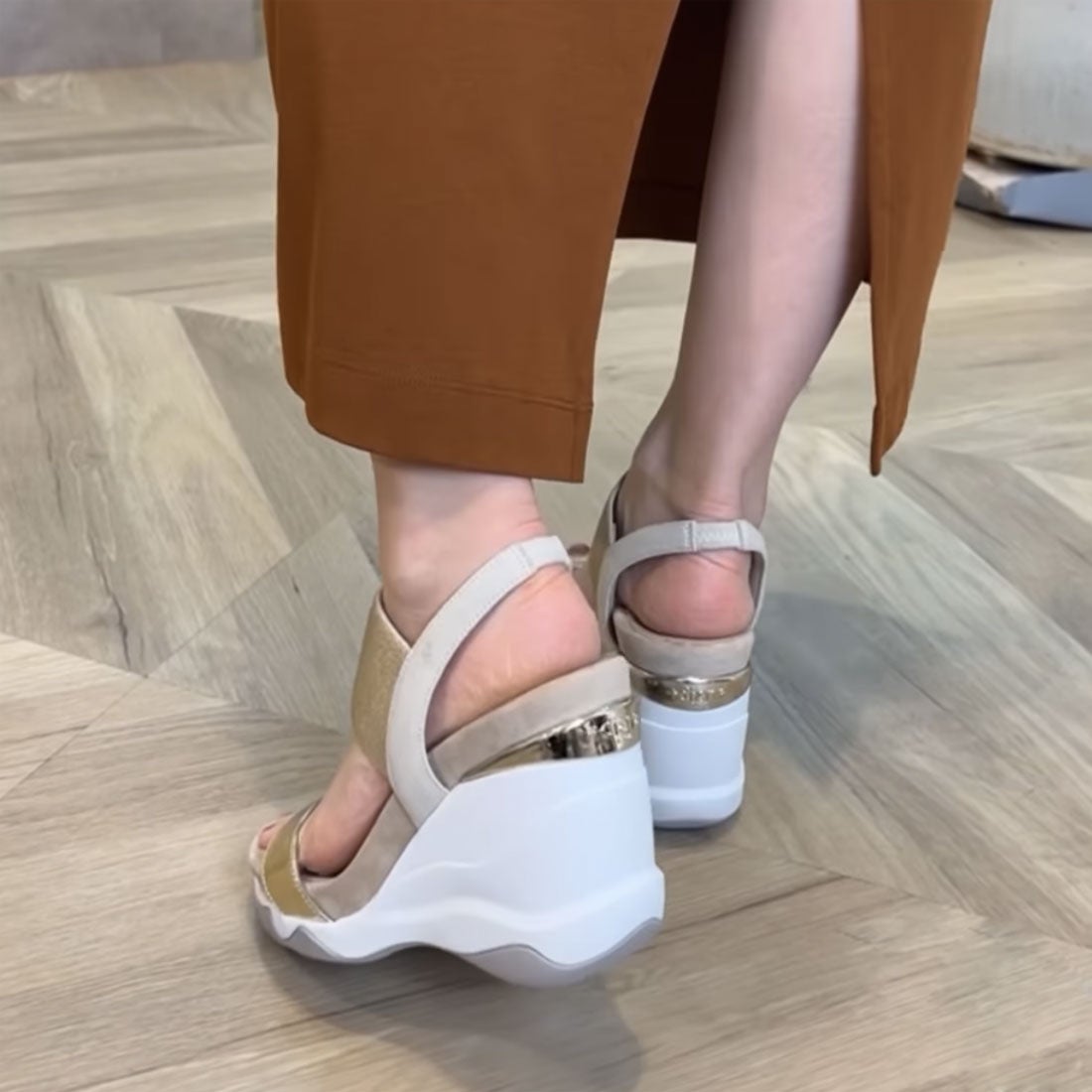 プラスダイアナ ＋diana ハイウェッジ メタリックサンダル （ゴールド