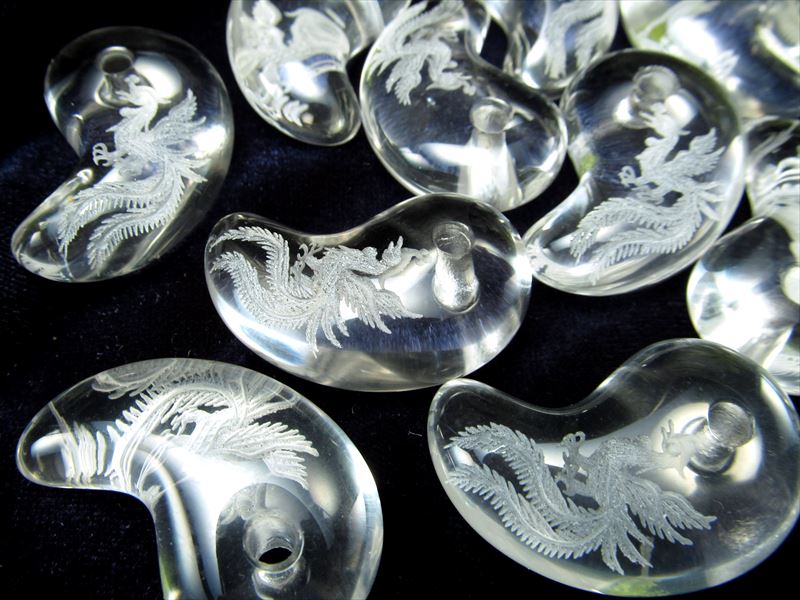 1個売り 吉祥の霊鳥 鳳凰 素彫り水晶勾玉(まがたま) 縦約30mm×横約19mm