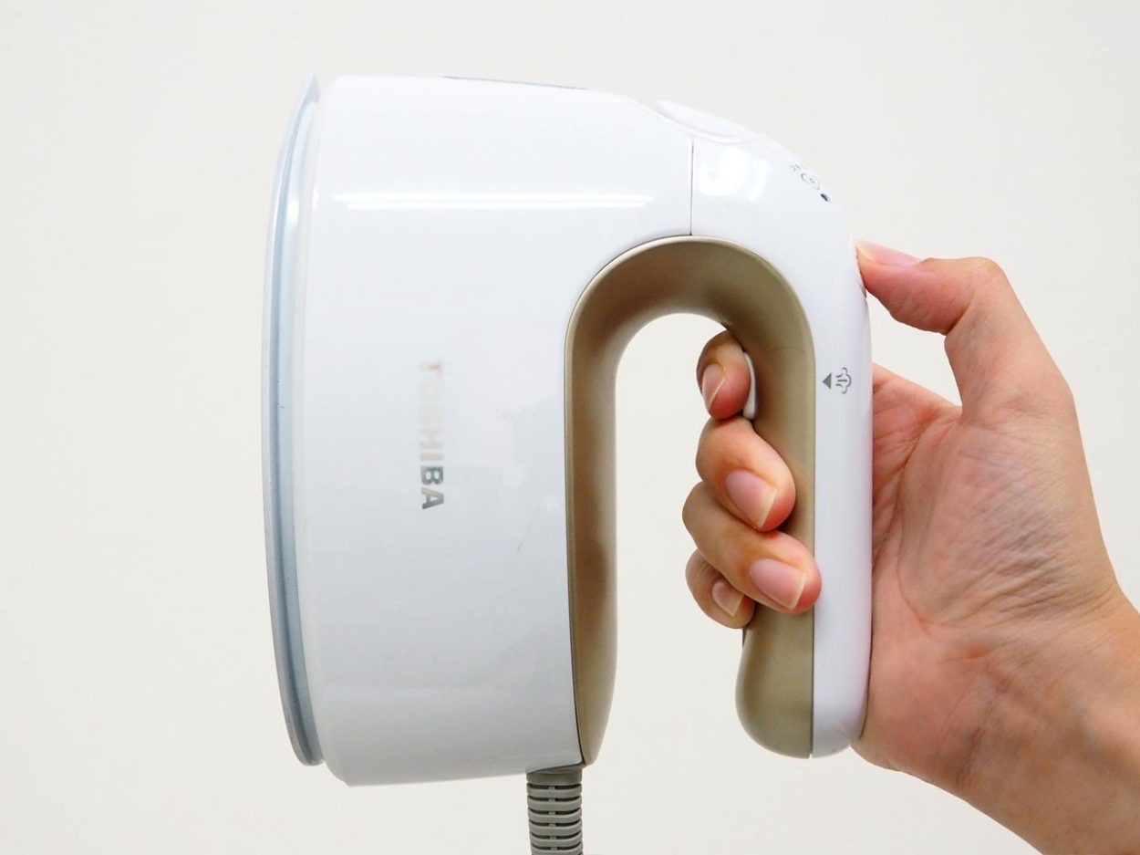 アイロンを作り続けて100年の老舗、東芝が本気で作ったハンディ