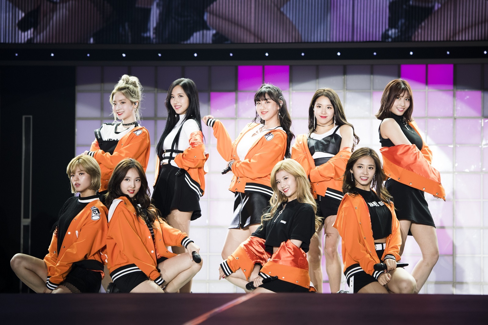 TWICEが日本デビューを記念し、日本初の単独公演を開催 15,000人と‟TT