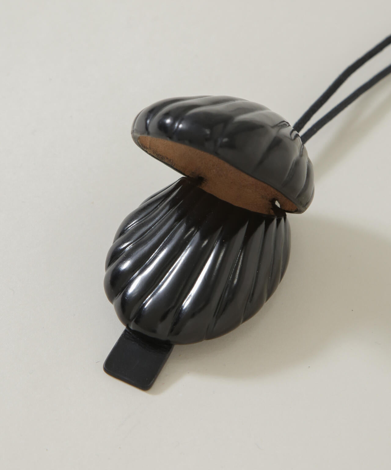 JAMIRAY / LEATHER SHELL NECKLACE