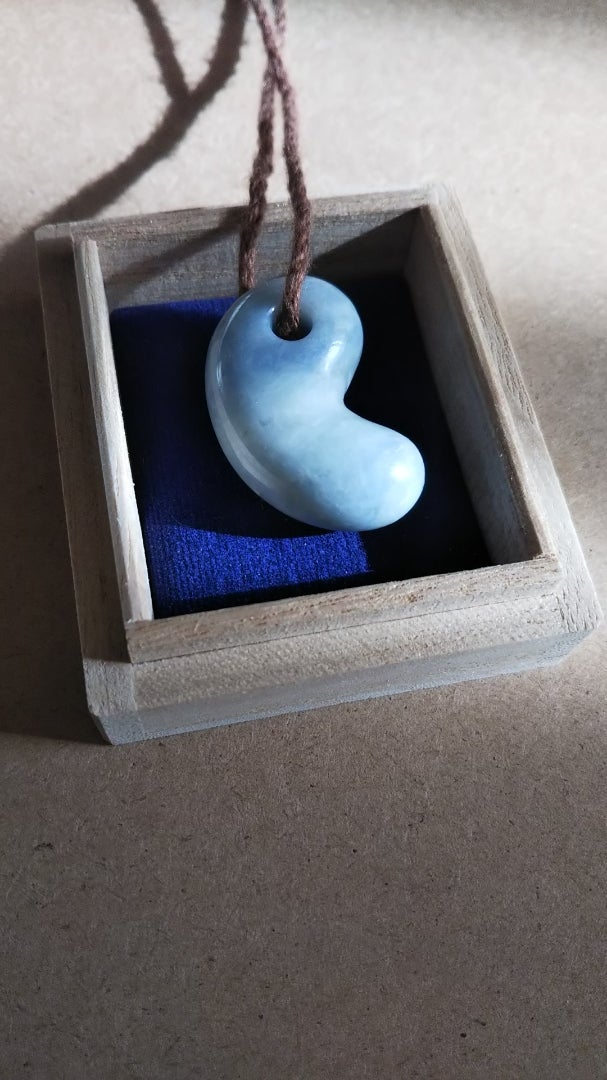 糸魚川ラベンダー翡翠の勾玉 | ひかりいろ ~ 麻と天然石 ~