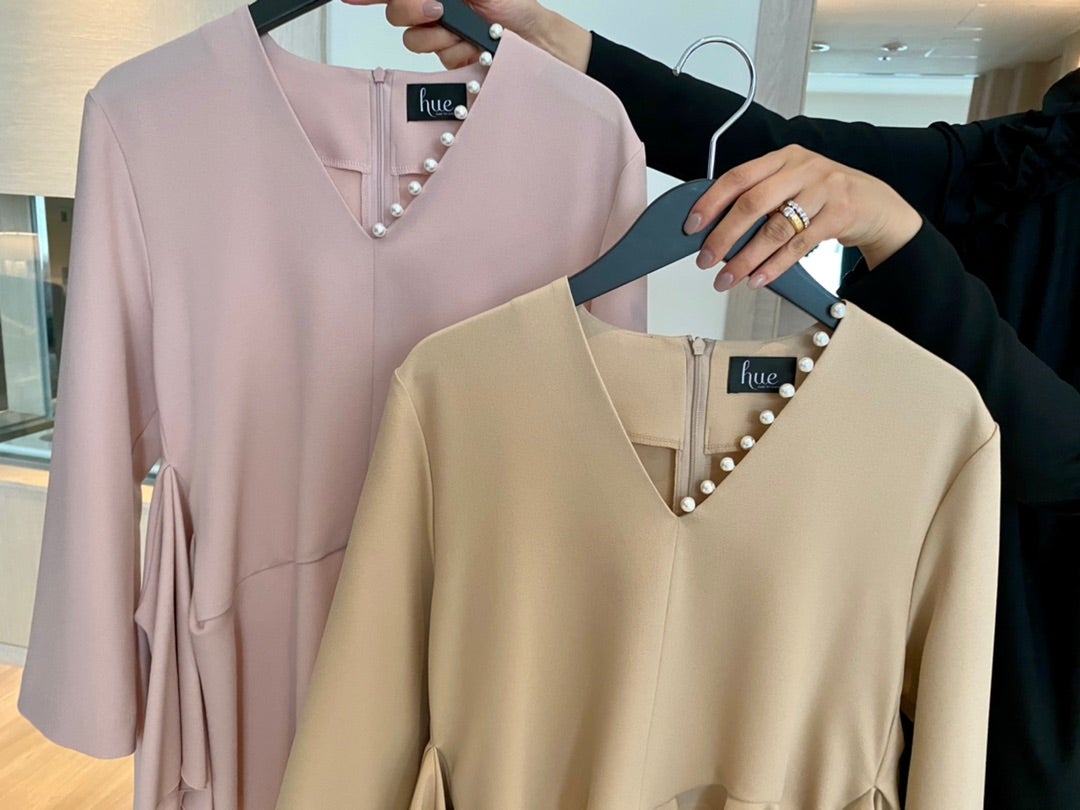 hue DAY TO EVENING ワンサイドパールブラウス予約 | セレクトショップ