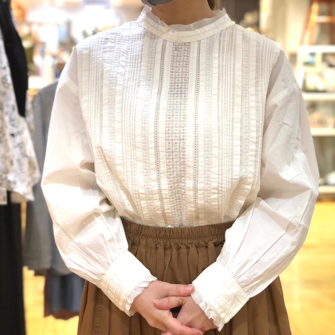 刺繍とピンタックの後ろボタンブラウス | シャンブルドニーム マルヤ