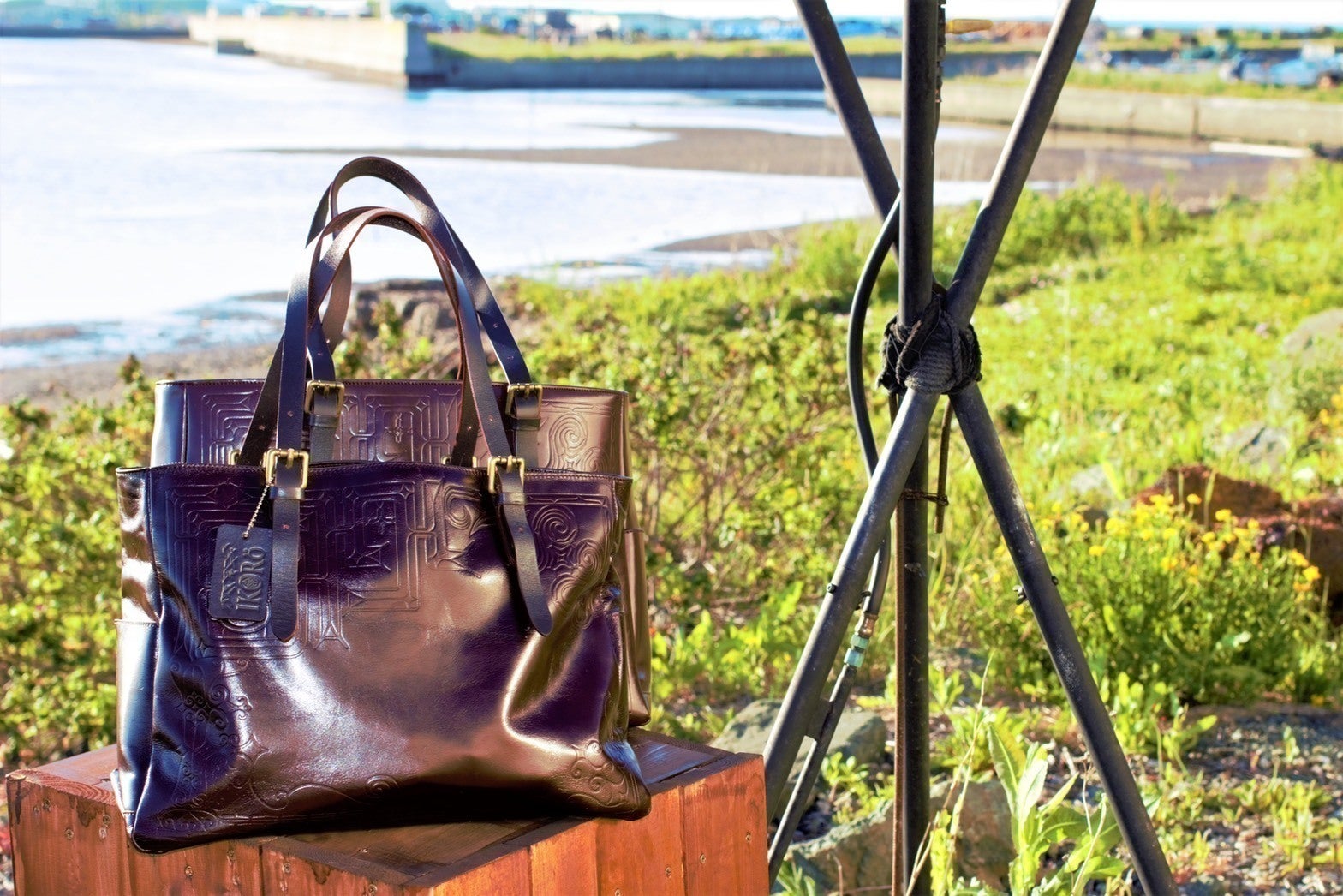 受け継がれた伝統の模様を現代へ！アイヌ文様本革トートバッグ『IKORo