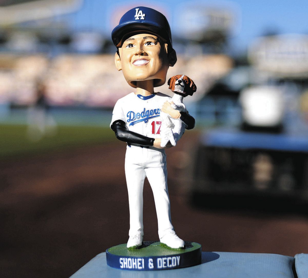 大谷翔平、デコピンと来場、ゴールドバージョンのボブルヘッド人形