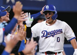 中日】「THANK YOU」「SHO NAKATA」中田翔引退Tシャツを着用し本人を