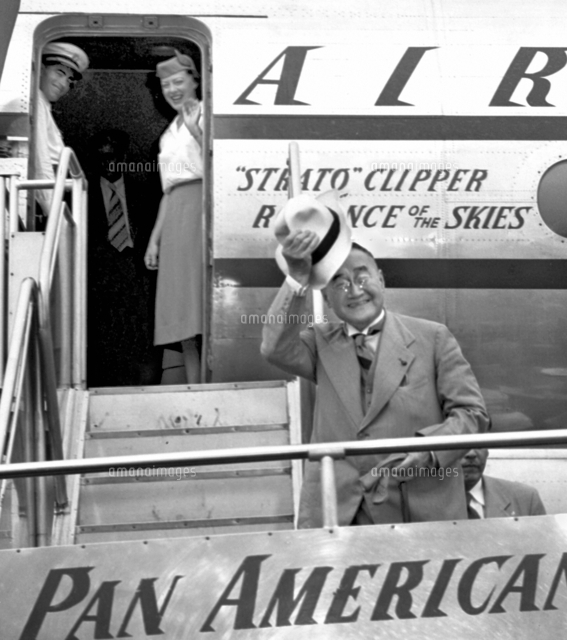 サンフランシスコ講和会議に出発する首席全権の吉田茂首相＝羽田空港