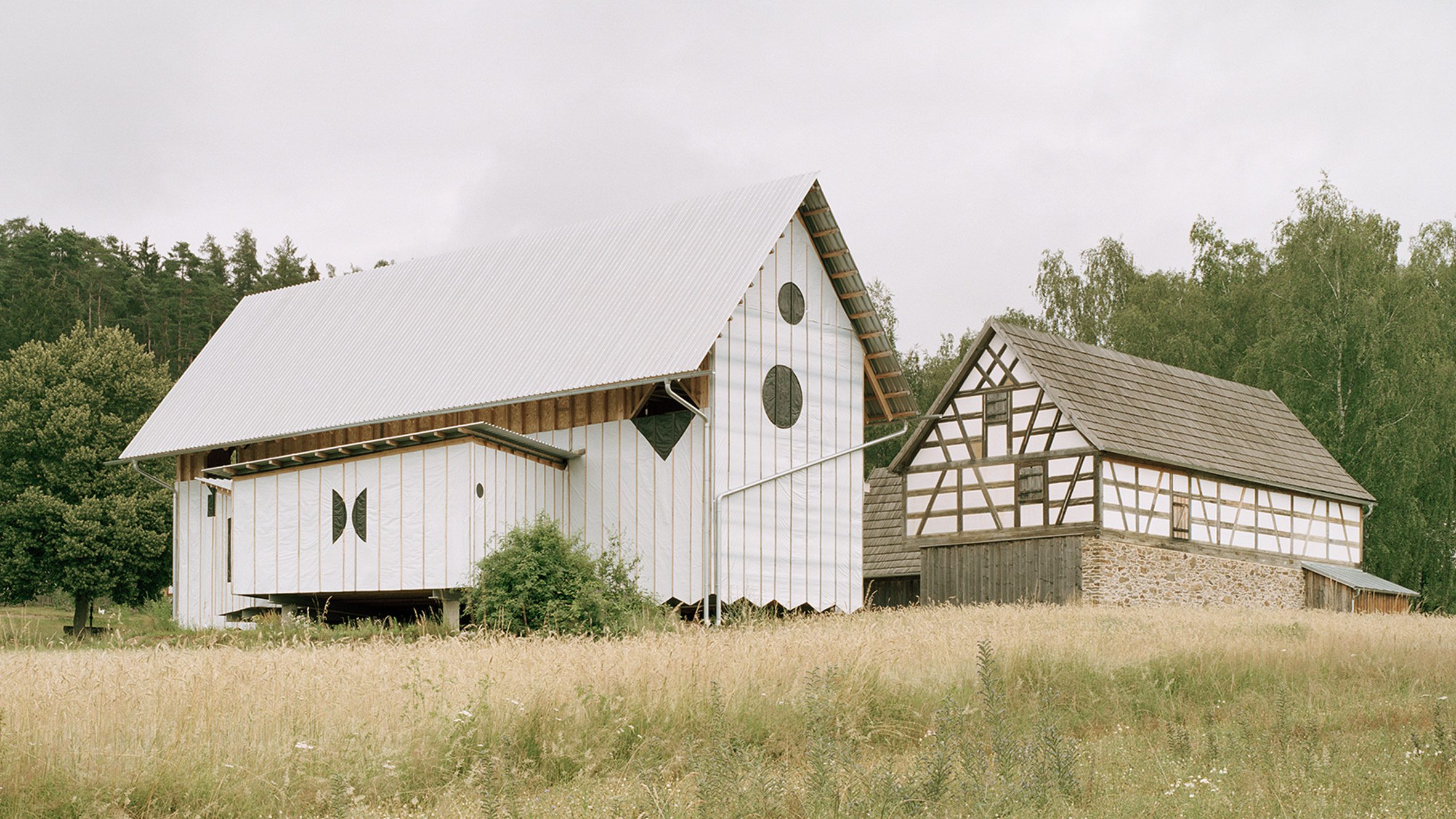 Max Otto Zitzelsberger collaborates with students on barn-like