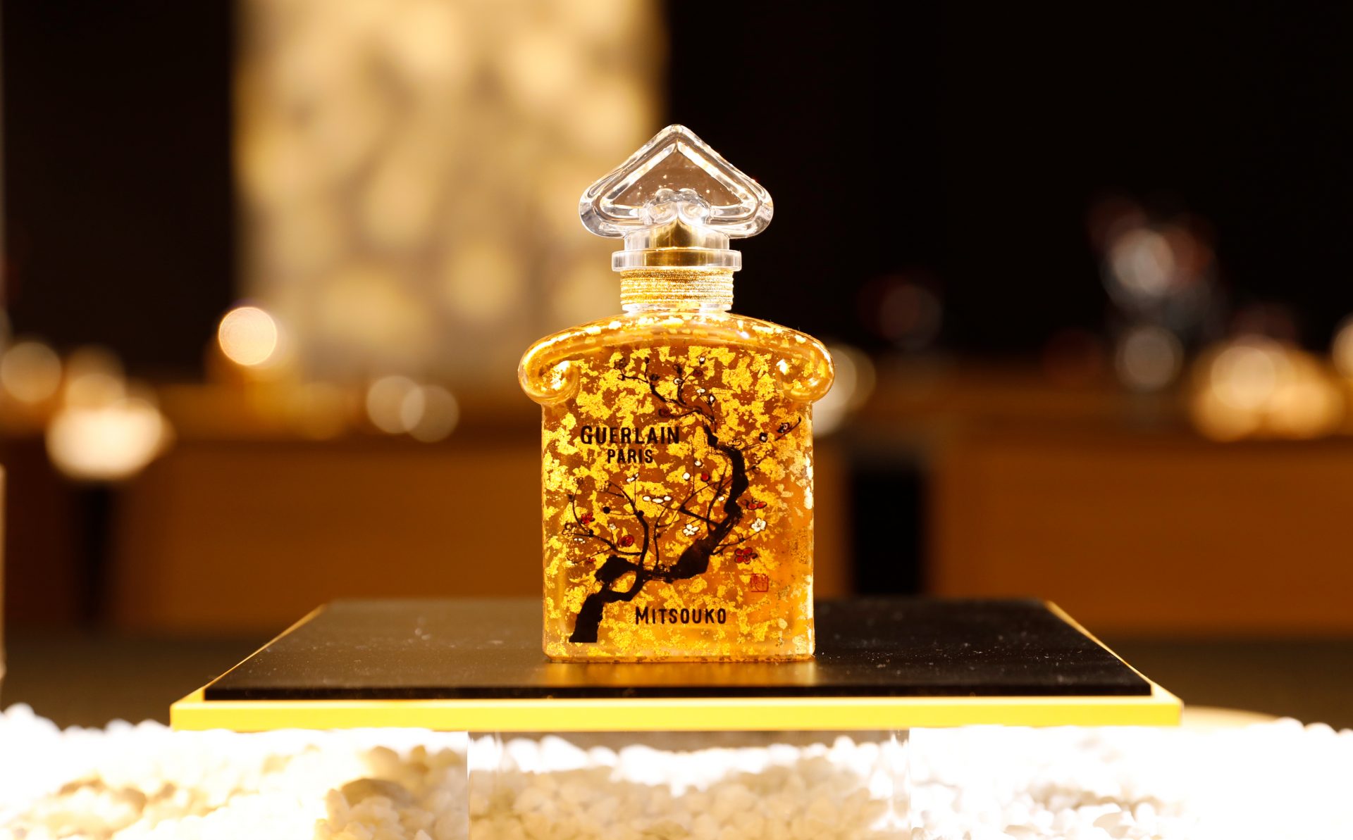 Guerlain (ゲラン) から、名香「MITSOUKO (ミツコ)」の誕生100周年を