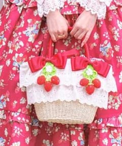 axes femme kawaii いちごあみぐるみ付カゴバッグ - メルカリ