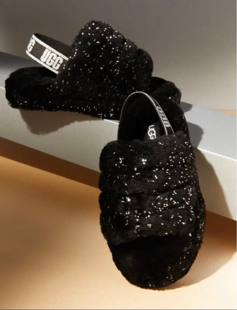 UGG アグ ラメ入り もこもこサンダル ファー - メルカリ