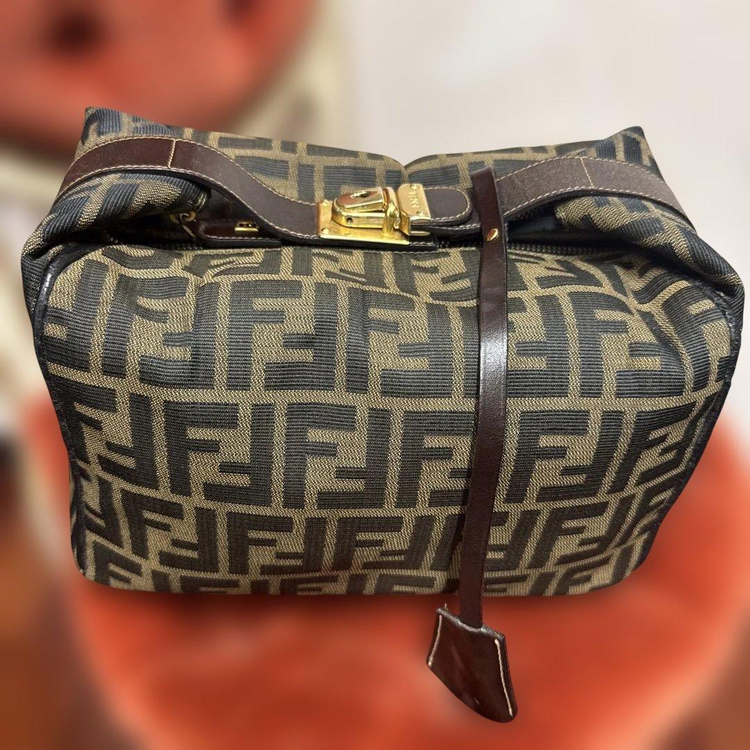 美品 FENDI フェンディ ズッカ 総柄 バニティバッグ ポーチ FF金具