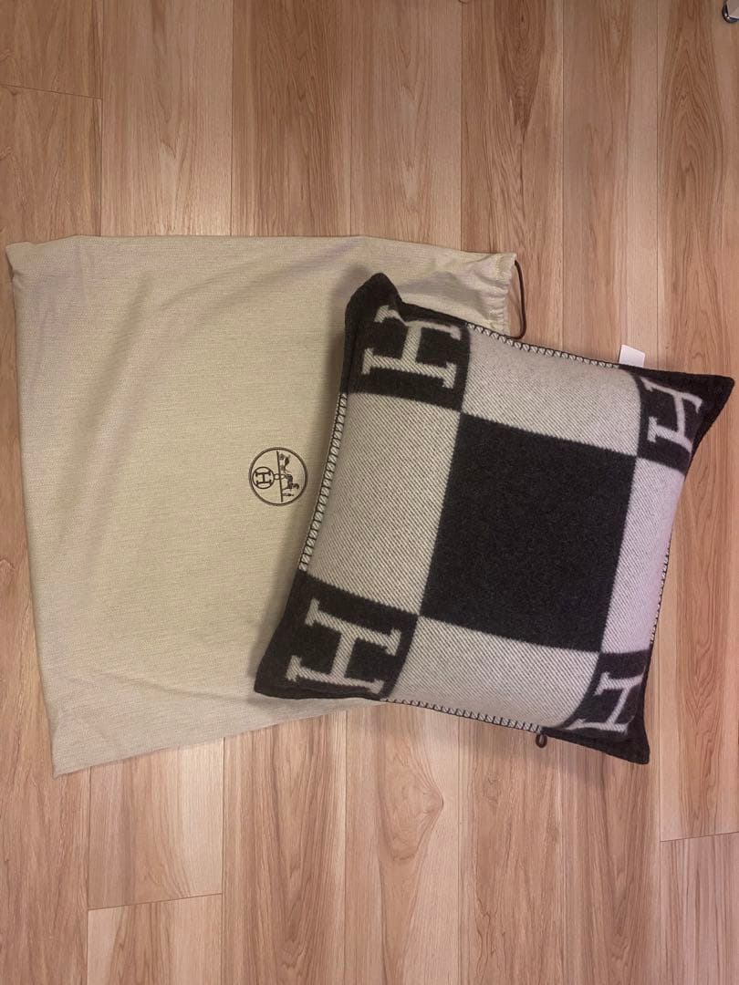 新品　エルメス　クッション 《アヴァロン》 PM 黒　H hermes