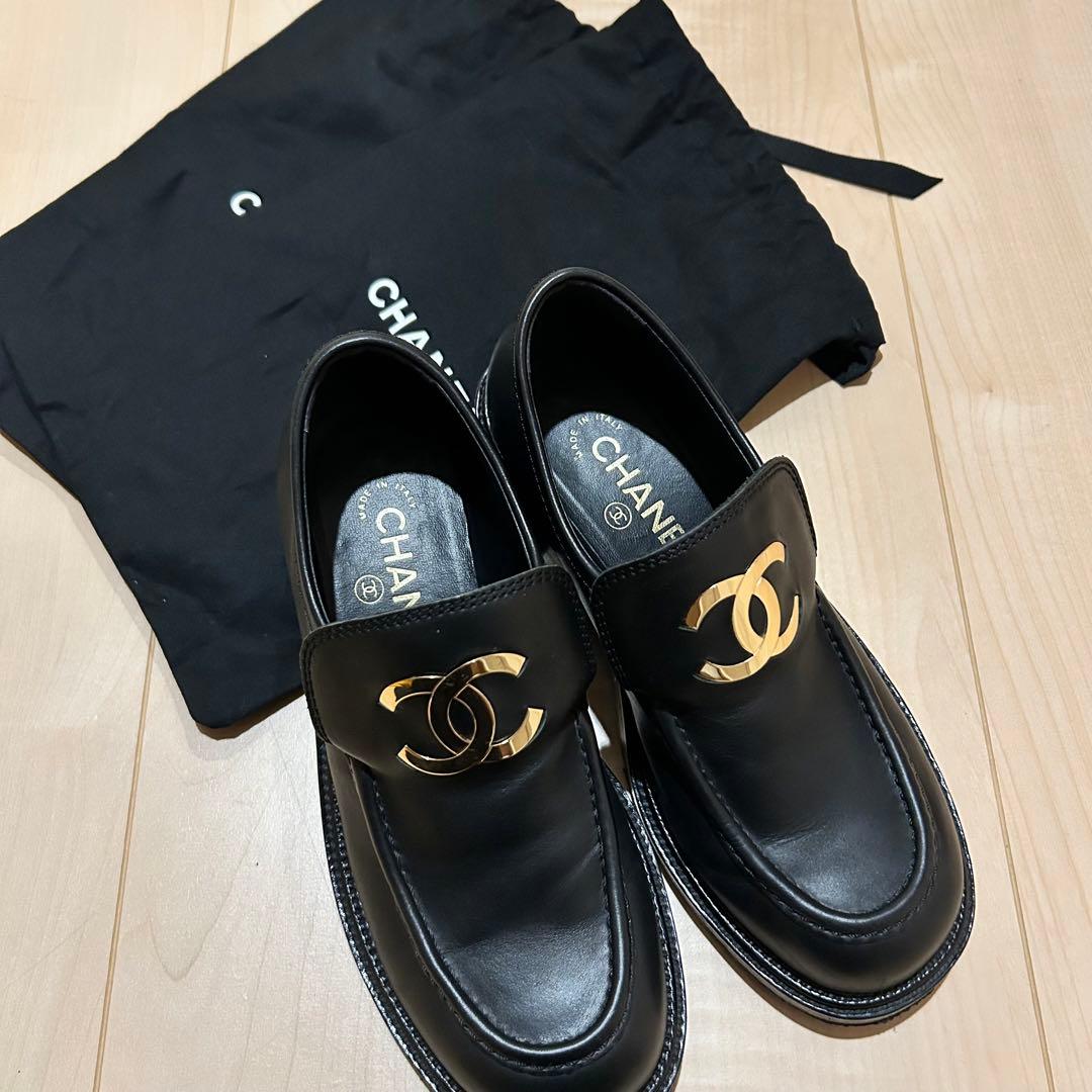 CHANEL 黒 レザー ローファー 保存袋付き 後ろから見ても可愛い♪】CHANEL ローファー シンプル レザー (CHANEL