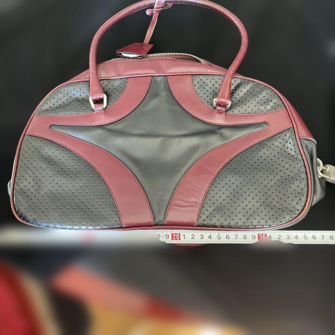 プラダ　黒と赤のパーフォレーションハンドバッグ プラダ 黒と赤のパーフォレーションハンドバッグ