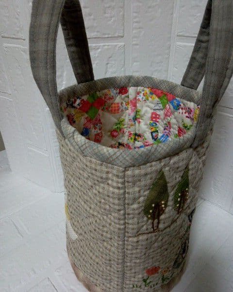 【パッチワークキルト】 アップリケ&刺繍丸底バッグ 《ピクニック》残1点