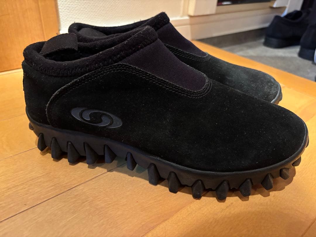 SALOMON スエード靴 黒 サロモンのモックシューズになります。 サロモン アウトドア スエードレザー 黒 ブラック スリッポン