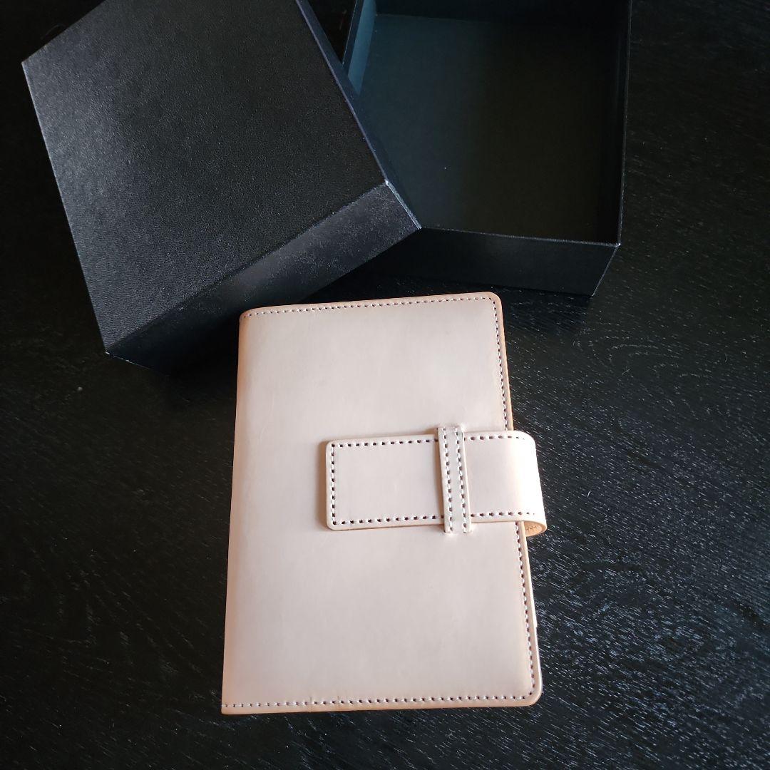 Pent <ペント> ケイシイズ パピルスノートブックカバー ヌメ革　ナチュラル 即日出荷OK】Pent〈ペント〉 パピルス ヌメ革 byケイシイズ KCC003C