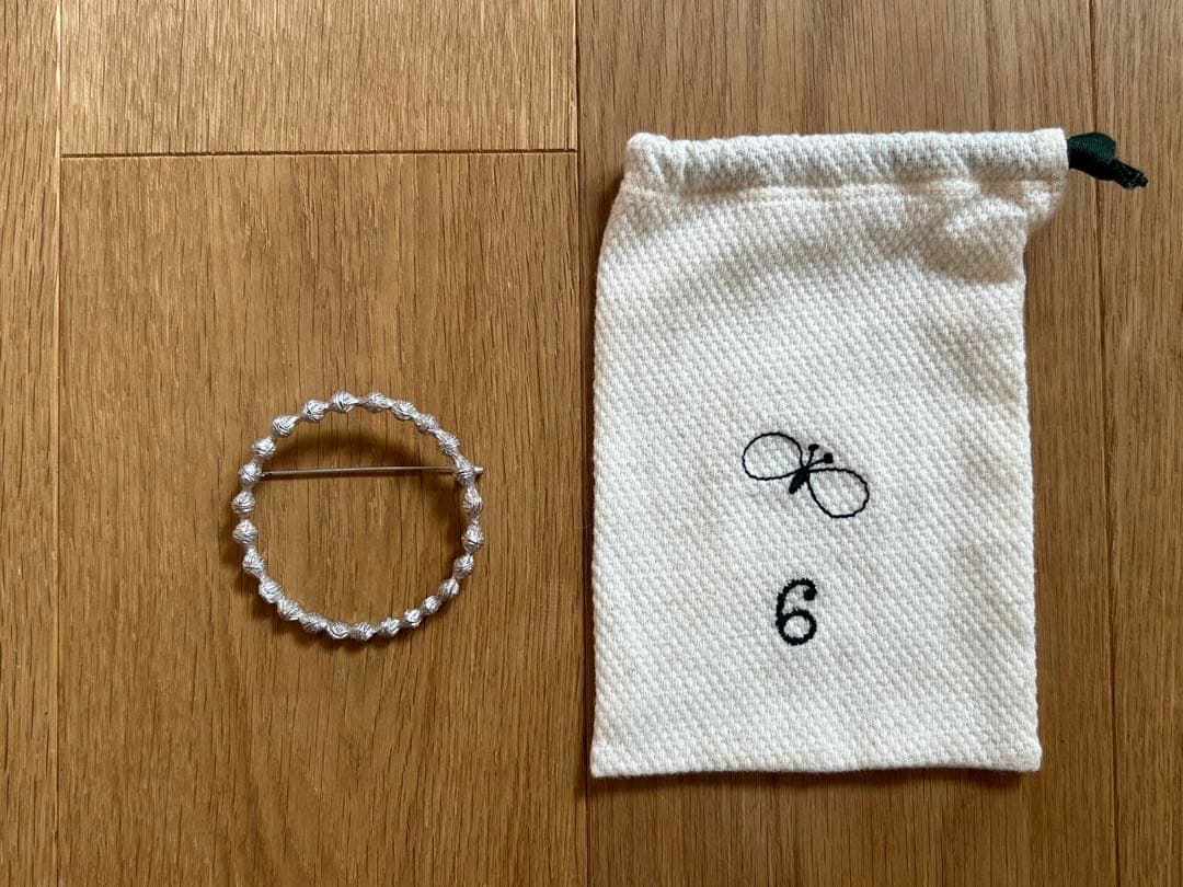 正規品 ミナペルホネンtambourine 真鍮ブローチ silver - メルカリ