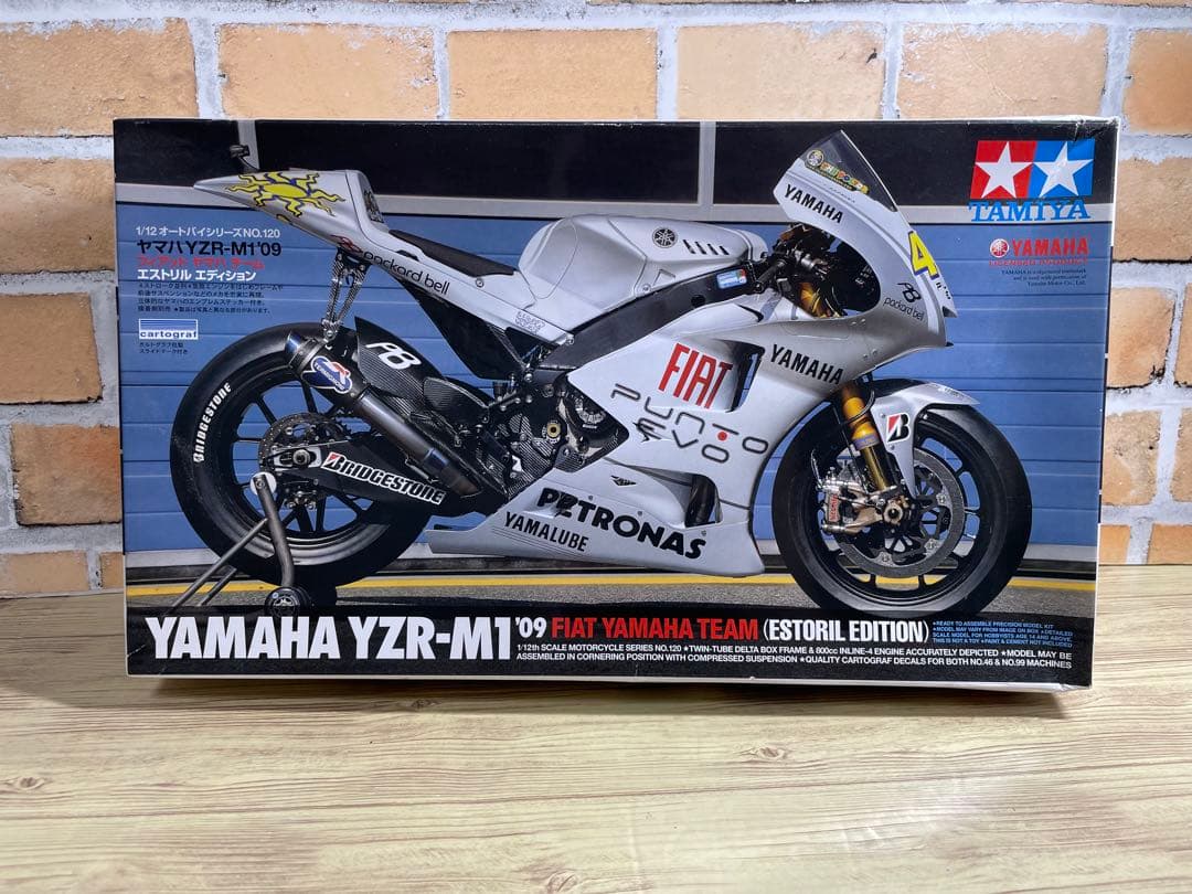 新品ヤマハ YZR-M1 ’09 フィアットエストリルエディション【14120】 ヤマハ YZR-M1 `09 フィアットヤマハチーム エストリル エディション