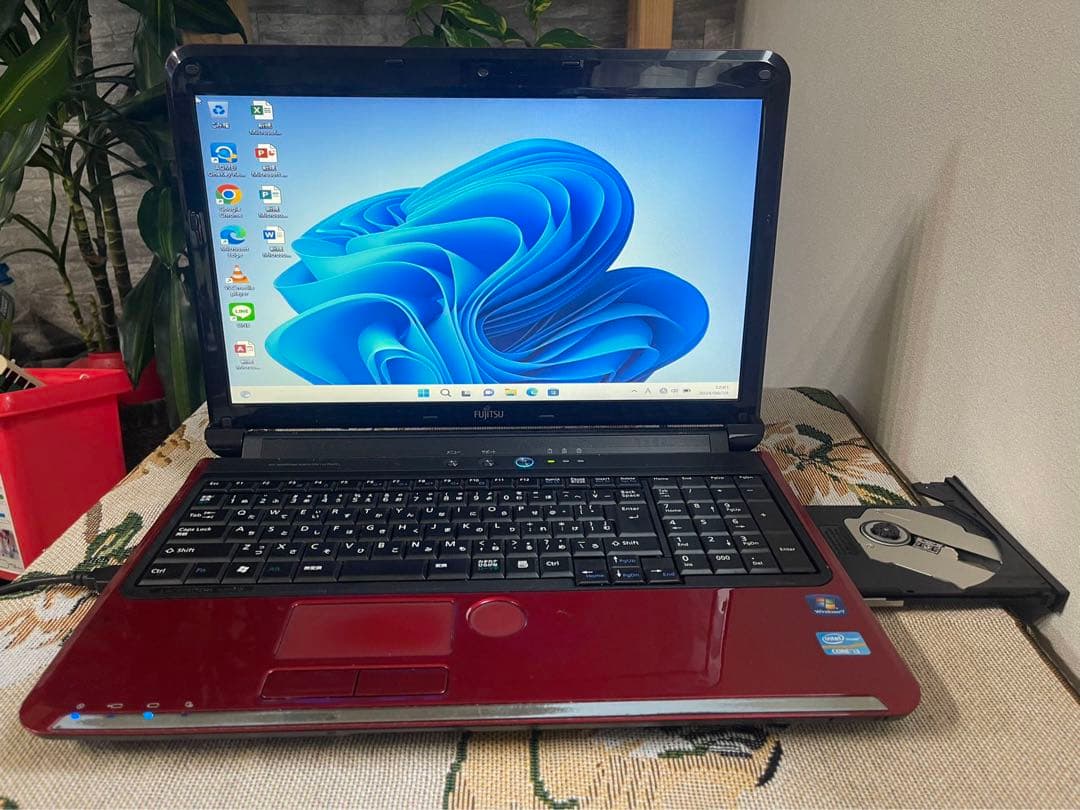 すぐ使える初心者向ノートパソコン　ネットも事務も　カメラ Amazon.co.jp: OFFICE 2024 搭載 2in1 ノートパソコン タッチパネル