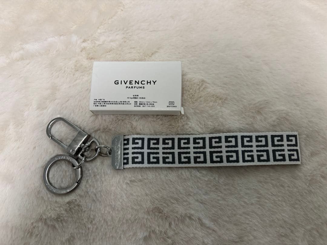 GIVENCHY キーホルダー・キーリング - メルカリ