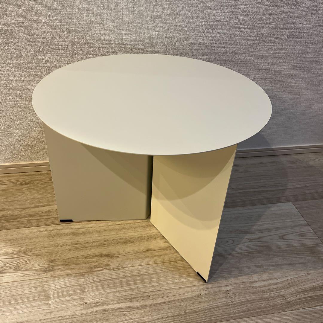kaji___a  ヘイ　サイドスリットテーブル　ホワイト SLIT TABLE｜北欧デンマーク インテリアブランドの公式通販サイト【HAY